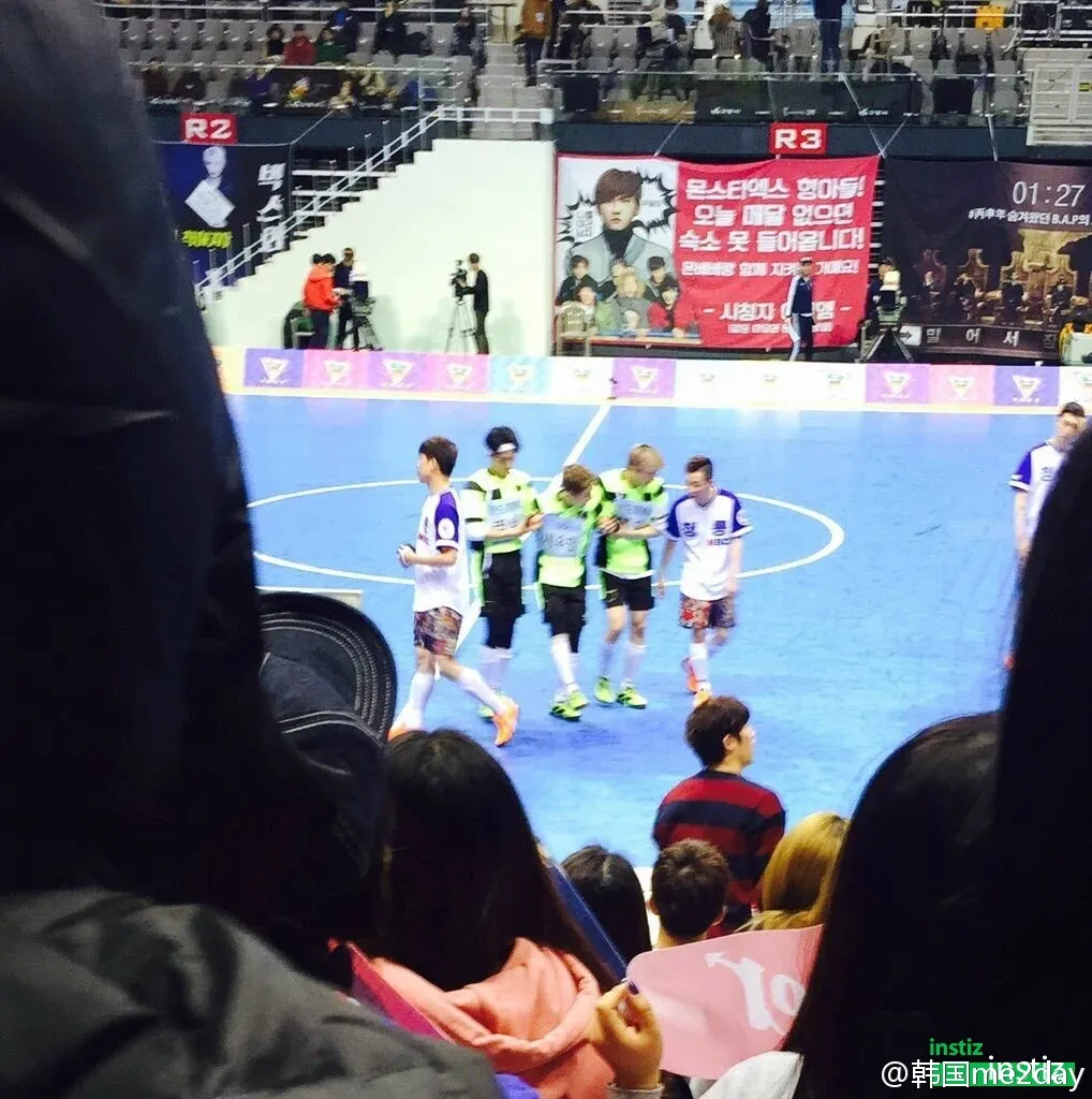 Sosok Xiumin yang harus berjalan dengan bantuan rekan lainnya. © credit as tagged
