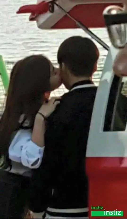 Foto Kim So Eun mencium pipi Xiumin EXO bikin heboh fans. © koreaboo.com