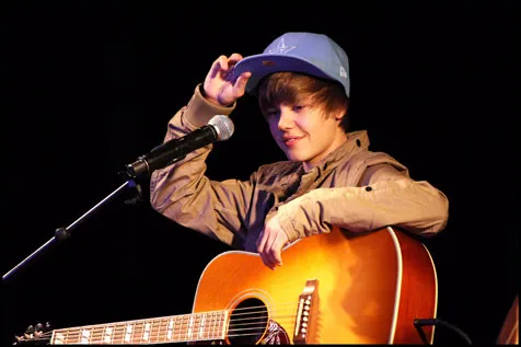 Justin Beiber sudah akrab dengan gitar @foto: drjays.com