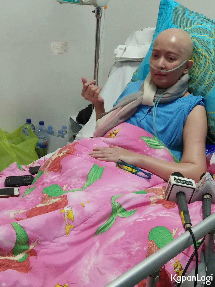 Yana Zein baru diketahui menderita kanker payudara saat Nafa Urbach membagikan foto Yana terbaring di Rumah Sakit pada Desember 2016 lalu © KapanLagi.com/Nuzulur Rahmah