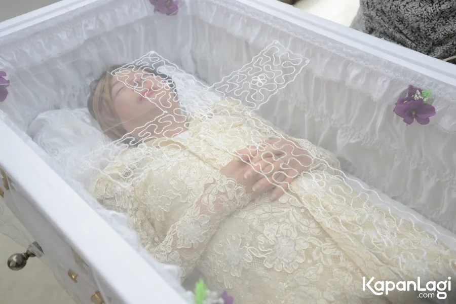 Karena harta benda telah habis untuk pengobatan kanker Yana Zein, biaya pemakaman dan peti mendapatkan sumbangan dari rekan-rekan © KapanLagi.com/Bayu Herdianto