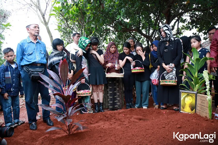 Pihak ayah Yana Zein menggelar tahlilan di 2 tempat berbeda. ©KapanLagi.com/Muhammad Akrom Sukarya