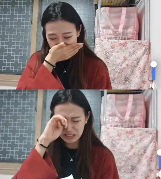 Yang Yewon menangis saat cerita © YouTube