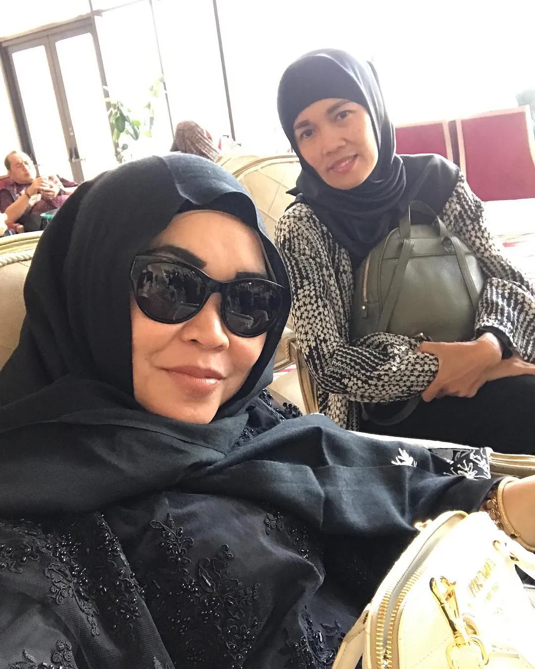 Yani Nazwa (belakang) saat bersama Ibu Ayu Ting Ting. © Instagram/mom_ayting92_