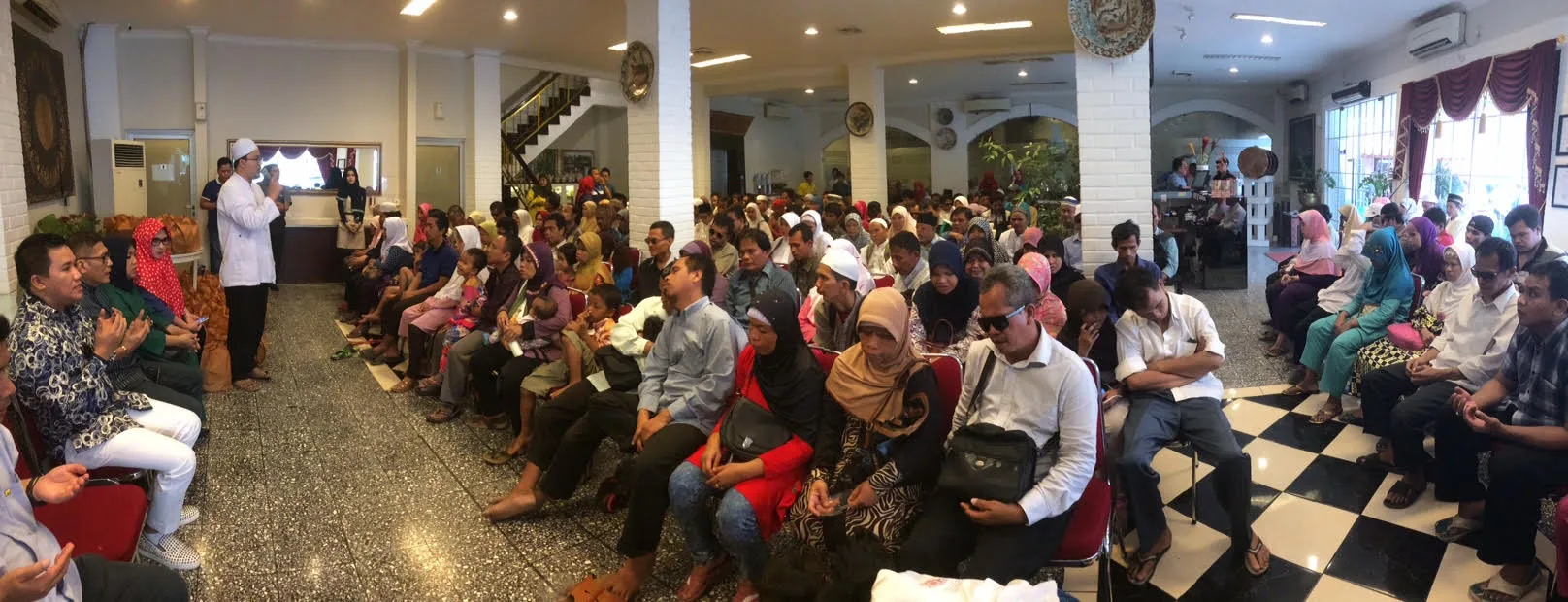Yati dan Pangky berbagi dengan ratusan tuna netra ©KapanLagi.com®/Dedi Rahmadi