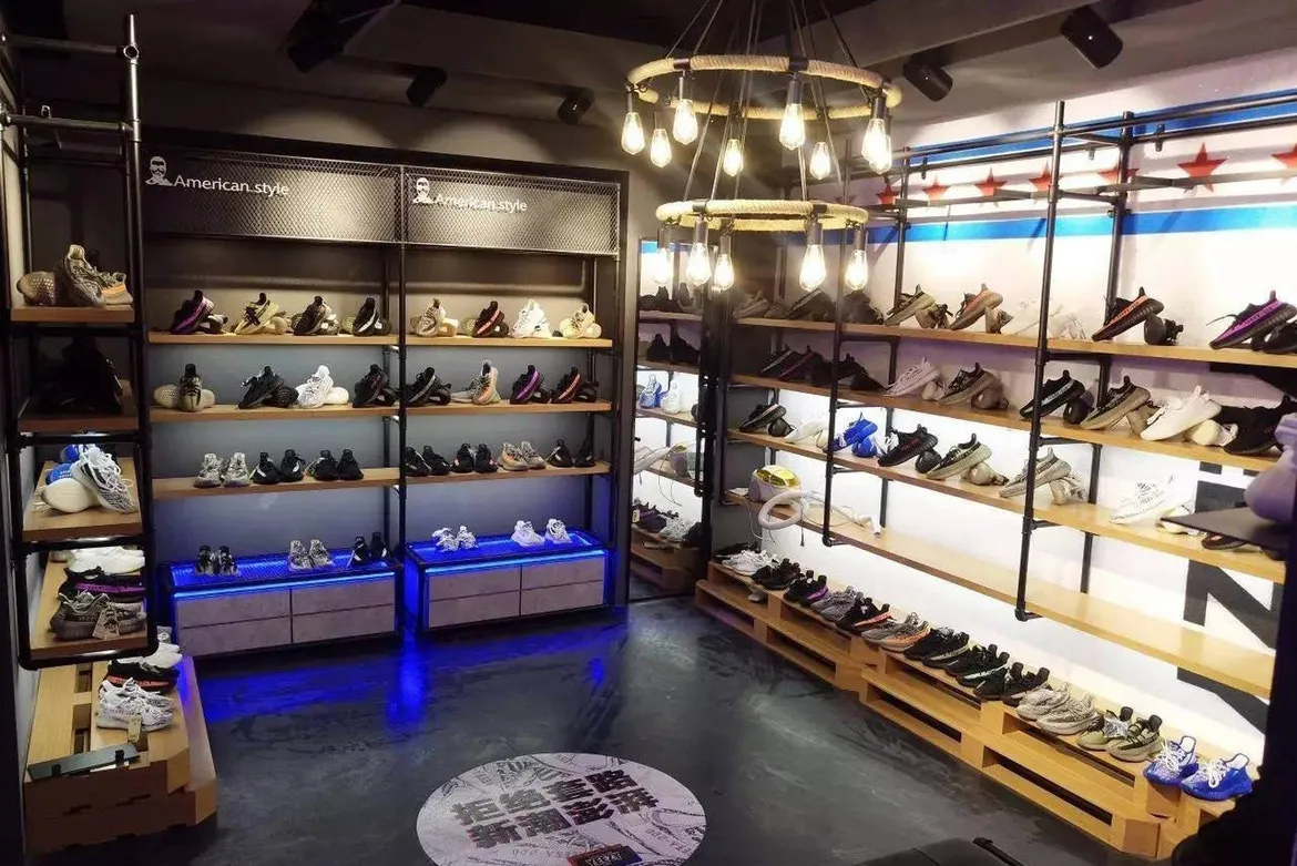 Display tokonya pun terlihat mentereng dan menggiurkan © hypebeast.com