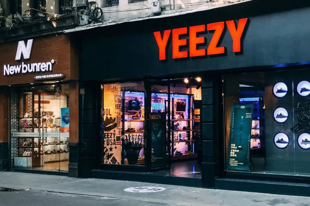 Toko Yeezy palsu di Cina didirikan, Kanye West belum tahu soal hal ini © hypebeast