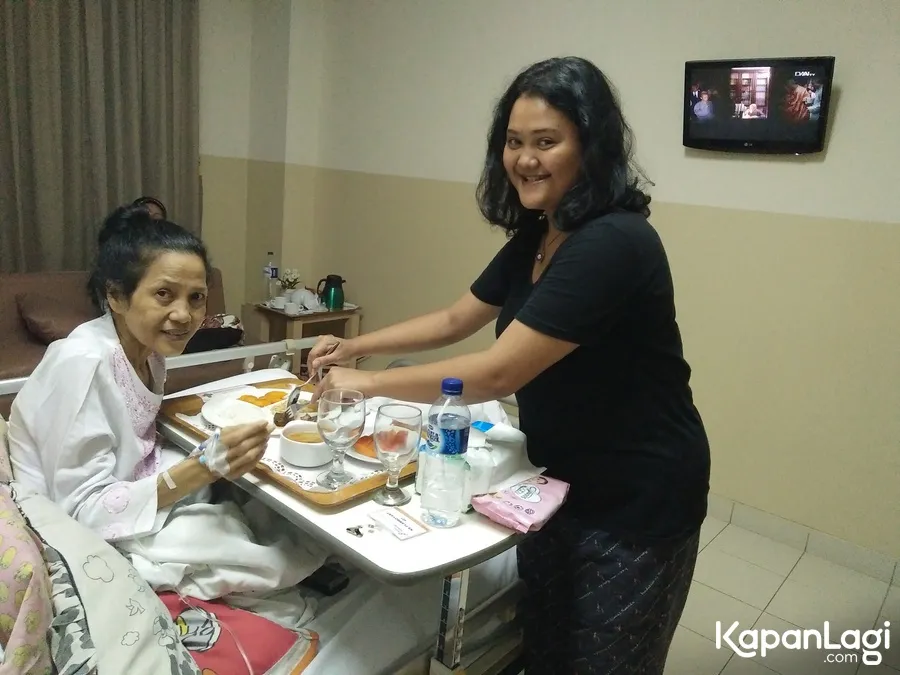 Yenny Farida tengah sakit dan dirawat orang-orang terdekatnya. ©KapanLagi.com/Budy Santoso