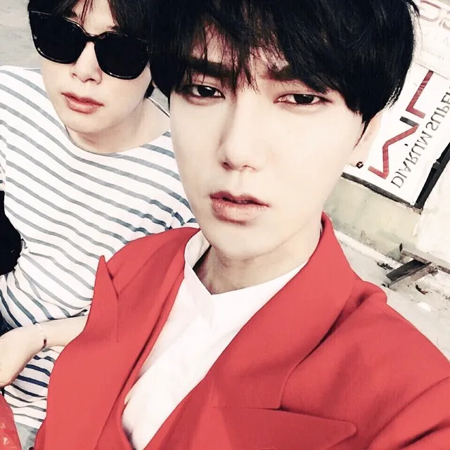 Yesung bersama sang adik, Kim Jong Jin menyapa fans pagi hari ini. ©Instagram/yesung1106