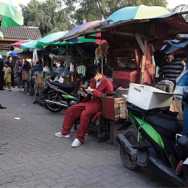 Penampakan Yesung yang sedang makan mie di tengah pasar di Jakarta. ©Twitter/Indo_ELFS