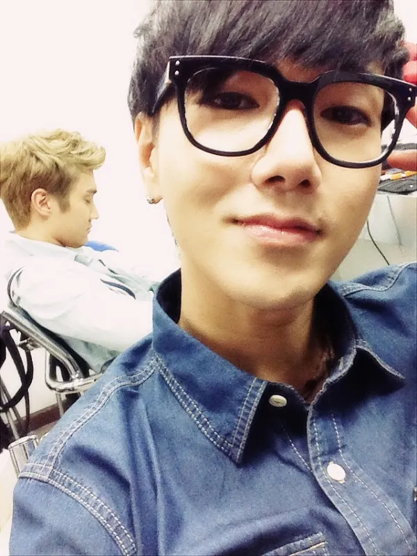 Yesung berfoto dan Siwon tertidur. Lebih keren siapa ELF? ©soompi.com