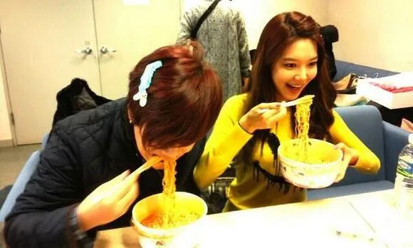 Sooyoung dan Yoon Do Hyun sedang menikmati ramen saat di backstage @soompi.com