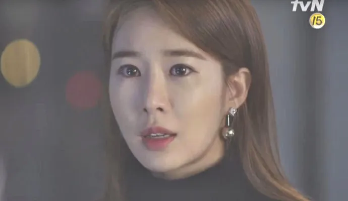 Ekspresi sedih Yoo In Na saat berhadapan dengan Lee Dong Wook. ©tvN