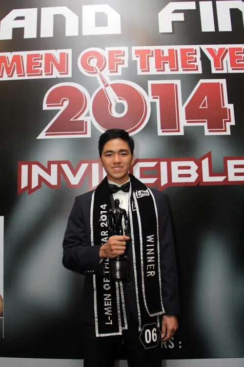Bangga, Yohanes Kevin saat dinobatkan menjadi pemenang L-Men of The Year 2014