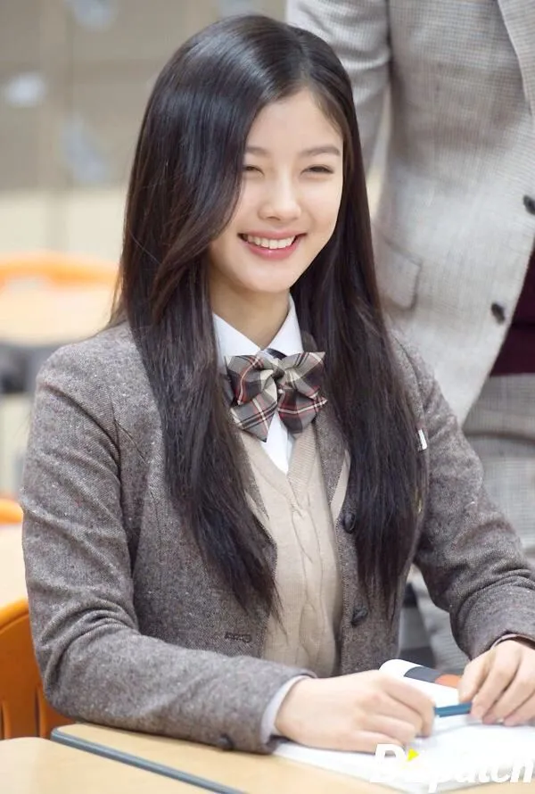 Akankah Kim Yoo Jung menerima tawaran SCHOOL 2017 jadi bintang utama? ©onehallyu.com