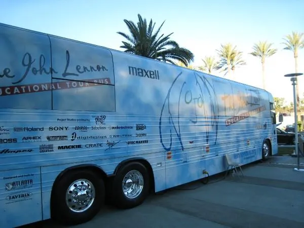 Bus pendidikan Yoko Ono Foto:musicfeeds.com.au