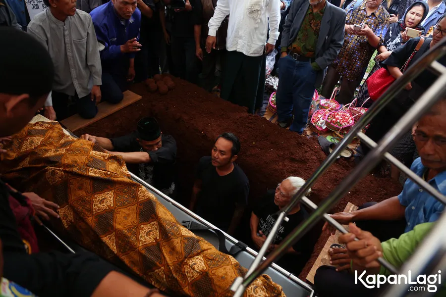 Yon Koeswoyo dimakamkan di satu liang lahat dengan sang kakak. Cr: KapanLagi.com/Muhammad Akrom Sukarya