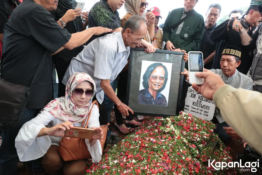 Pemakaman Yon Koeswoyo © KapanLagi.com/Muhammad Akrom Sukarya