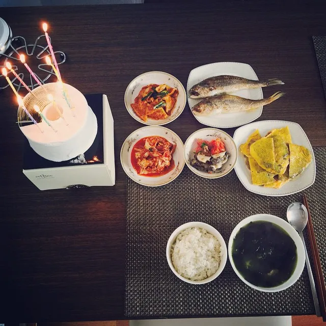 Jung Yong Hwa merayakan ulang tahun dengan masakan tradisional Korea. ©Instagram/jyheffect0622