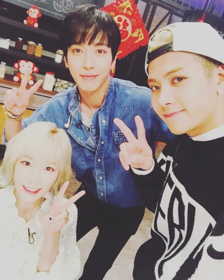 Jackson GOT7 saat selfie bareng Taeyeon Girls Generation dan Jung Yong Hwa CN Blue. ©Instagram/ jacksonwang852g7