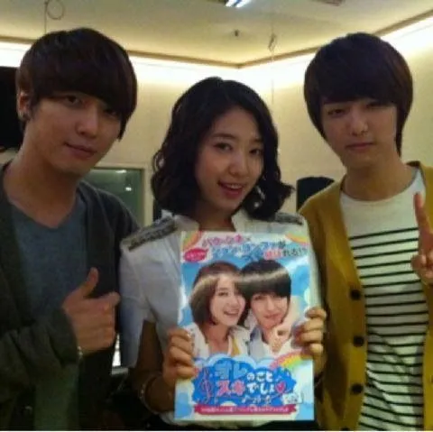 Yonghwa, Shinhye, Minhyuk saat syuting Heartstrings © Istimewa