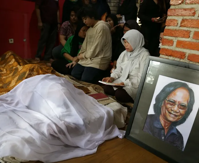 Mendiang Yon Koeswoyo dikelilingi oleh orang terdekat di kediamannya. © KapanLagi.com/Agus Apriyanto