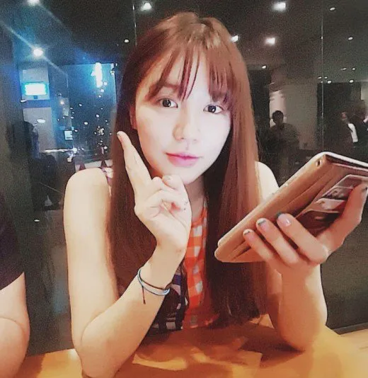 Selfie Yoon Eun Hye yang menjadi awal rumor. © allkpop.com