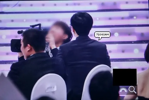 Yoo Jae Suk saat memberikan minum pada salah satu kameramen di KSB Entertainment Awards. ©soompi.com
