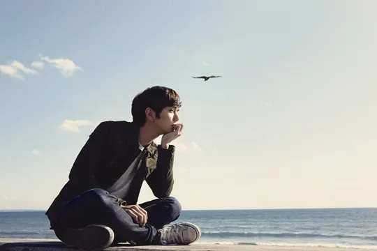 Salah satu foto dalam photo book Yoo Seung Ho. ©soompi.com