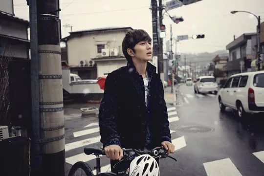Yoo Seung Ho terlihat mempesona ketika liburan. ©soompi.com
