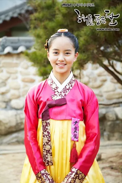 Kim So Hyun kembali bermain drama saeguk. Ini adalah fotonya kala membintangi Moon Embracing the Sun © MBC