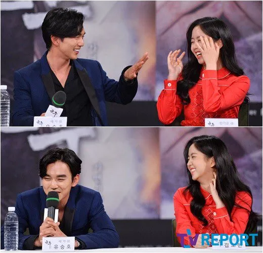 Yoo Seung Ho dan Kim So Hyun bercanda saat konferensi pers (8/5) © TV Report