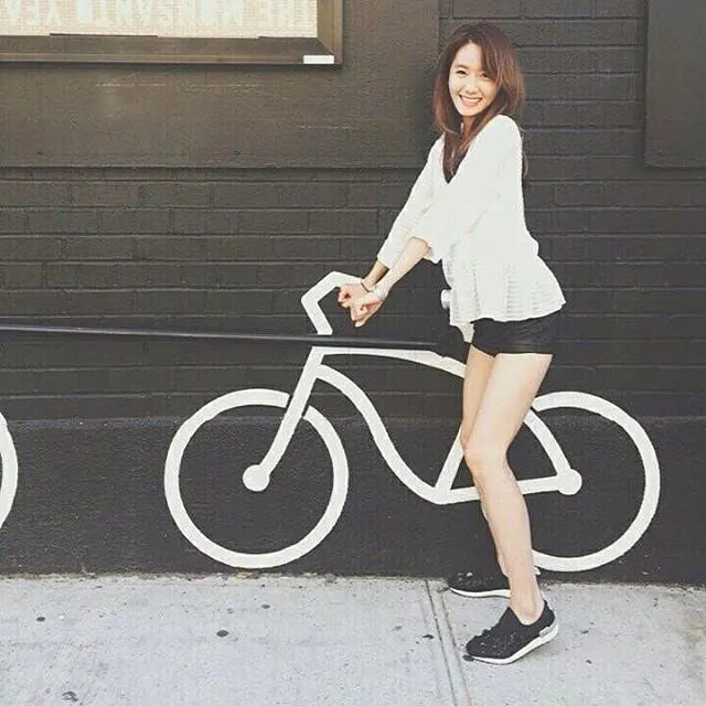 Yoona Girls Generation yang memiliki tubuh kelewat langsing meski banyak makan. ©Instagram/officialyoong