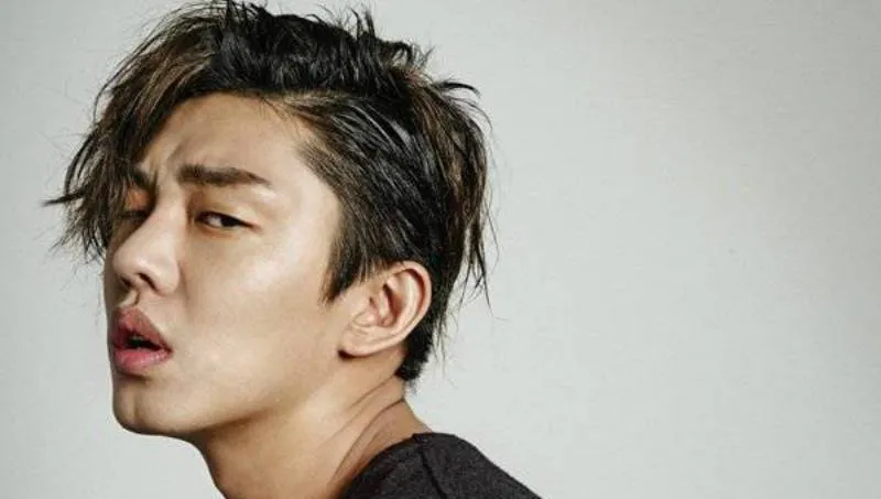 Fans Yoo Ah In menggugat haters yang menyebar rumor kalau sang aktor gay. © allkpop.com