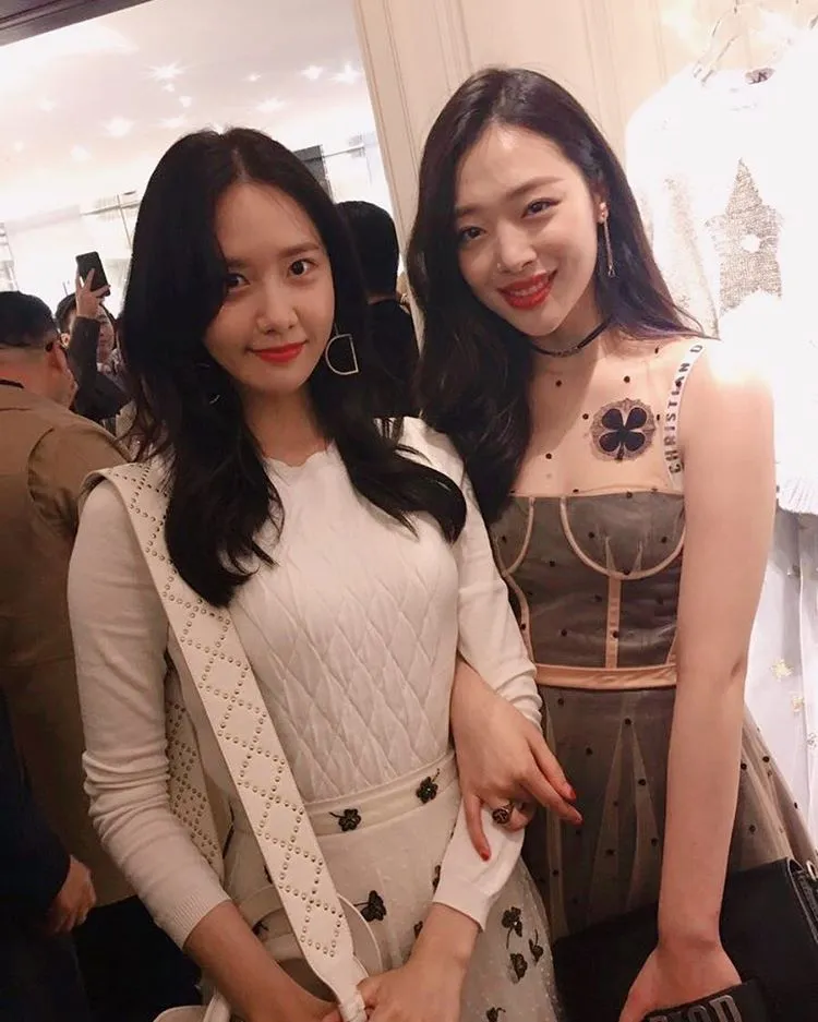 Yoona Girls Generation bersama dengan Choi Sulli di event Dior Korea. ©Instagram/jelly_jilli