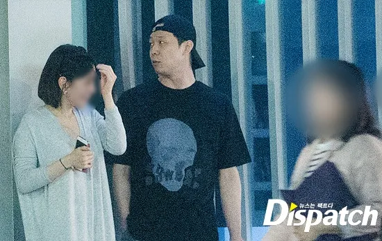 Yoochun JYJ saat tertangkap kamera Dispatch sedang kencan dengan tunangan. © dispatch.co.kr