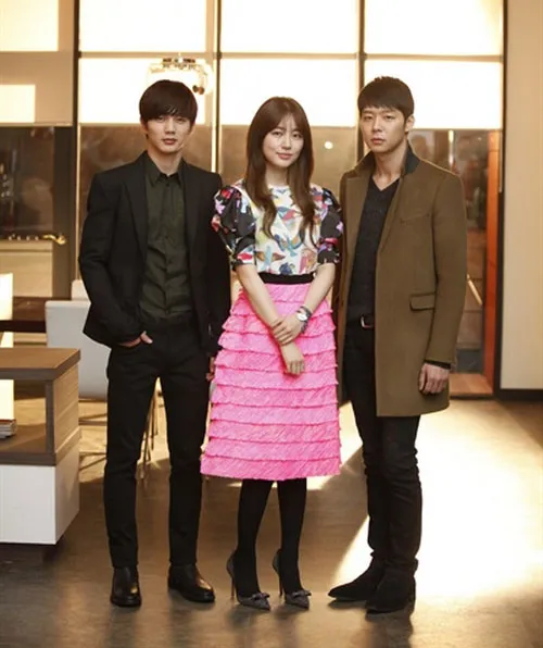 Yoochun bersama lawan mainnya Yoon Eun Hye dan Yoo Seung Ho. ©soompi.com