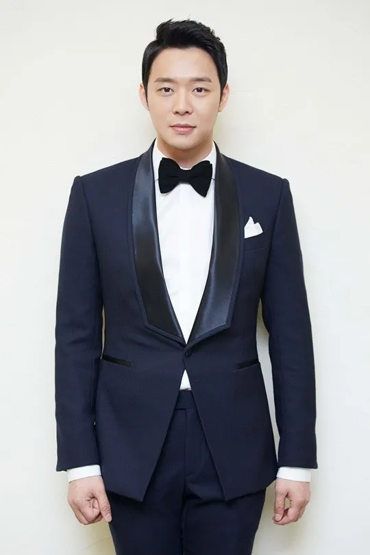 Berbalut jas rapi, Yoochun sangat tampan ©soompi.com
