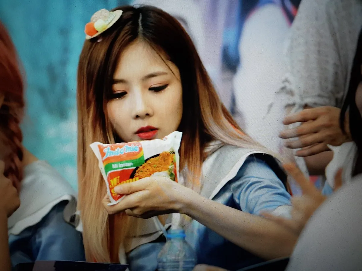 Yoohyeon Dream Catcher saat mendapat Indomie goreng dari fans. © Twitter/KidCannabiz