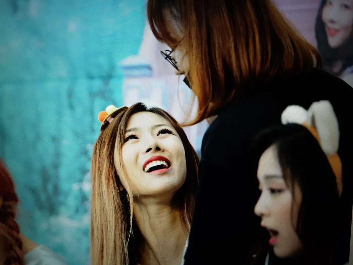 Yoohyeon saat mie instan pemberian fans ini diminta oleh sang manager. © Twitter/KidCannabiz 