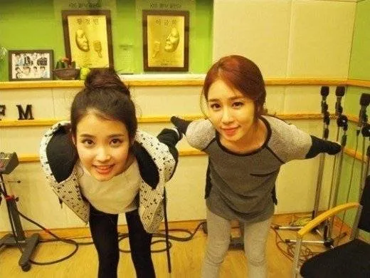 Yoo In Na dan IU menemukan seorang gelandangan Itali yang tampan. ©allkpop.com