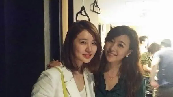Yoon Eun Hye saat datang memberi dukungan pada Shim Eun Jung @allkpop.com