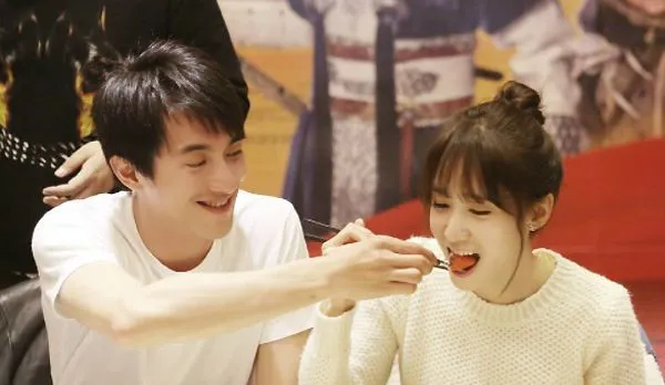 Yoona Girls Generation saat diuapin oleh Lin Geng Xin. ©koreaboo.com