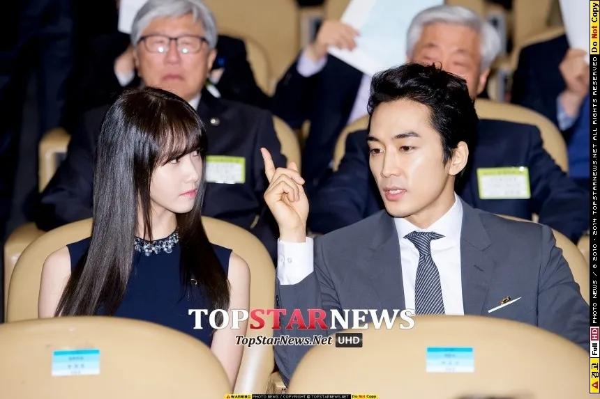 Yoona Girls Generation dan Song Seung Hoon saat menerima penghargaan dari Presiden di Gangnam. ©topstarnews.net