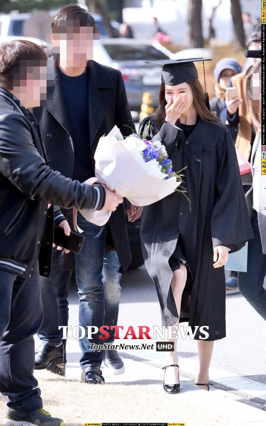 Yoona Girls Generation saat wisuda. ©topstarnews.net