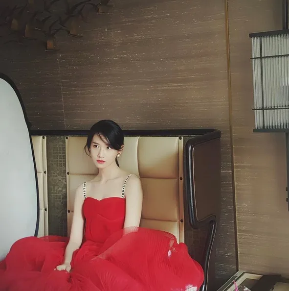 Penampilan memukau Yoona Girls Generation dalam balutan gaun warna merah. Stunning! /©instagram.com/yoona__lim