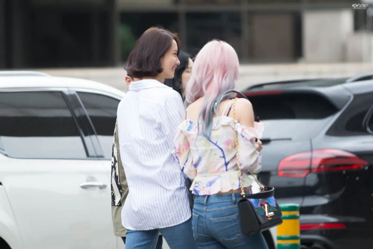 Yoona Girls Generation dengan style rambut pendeknya. © MIWSONE