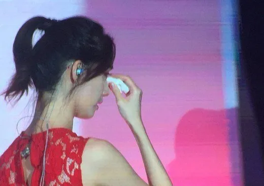 Yoona tersentuh dengan pesan fans © allkpop.com