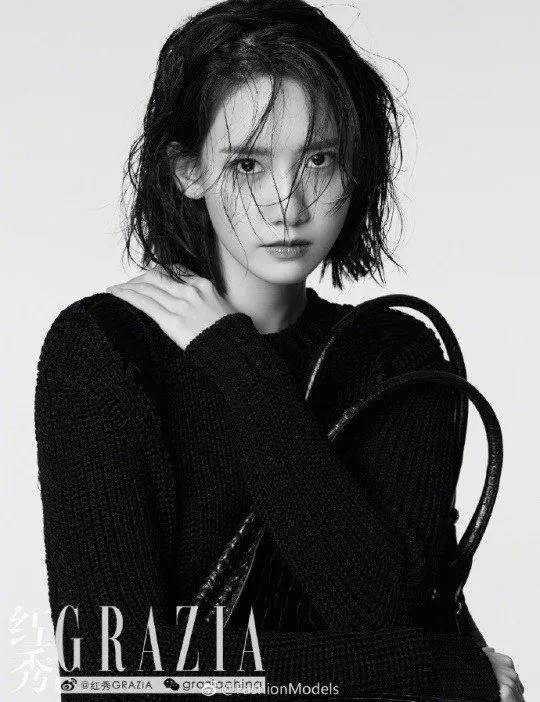 Yoona memakai sweater yang cocok untuk musim dingin © Grazia China