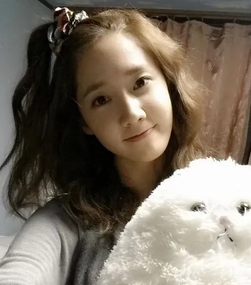 Yoona menguncir rambur style apel @soompi.com